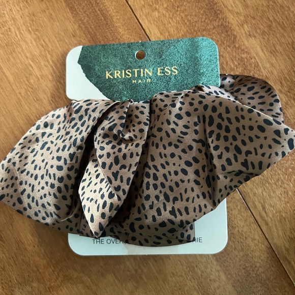 NWT Kristin Ess oversized scrunchie in cheetah print. Excellent style upgrade! - Picture 3 of 6